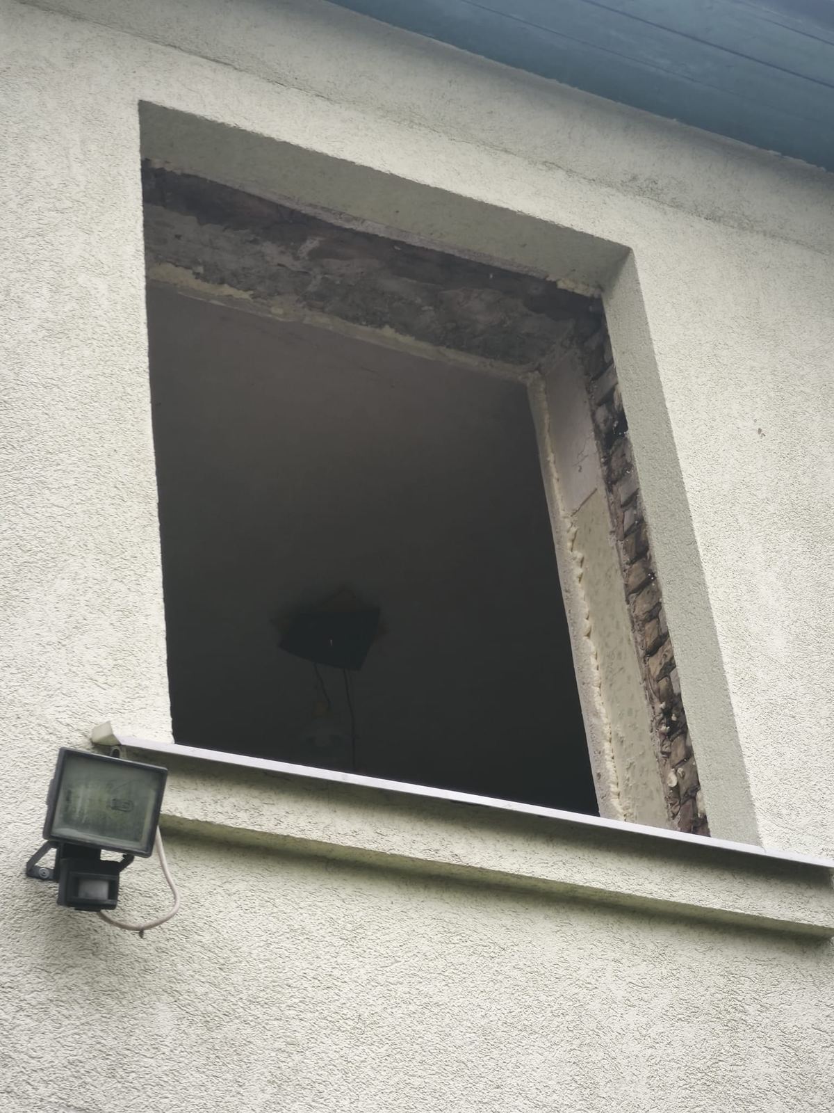 Izņemts vecais logs, skats no ārpuses